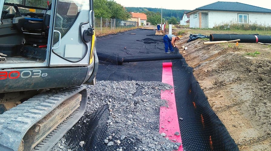 Geowłóknina pod drogą dla samochodów osobowych na wodonośnym podłożu